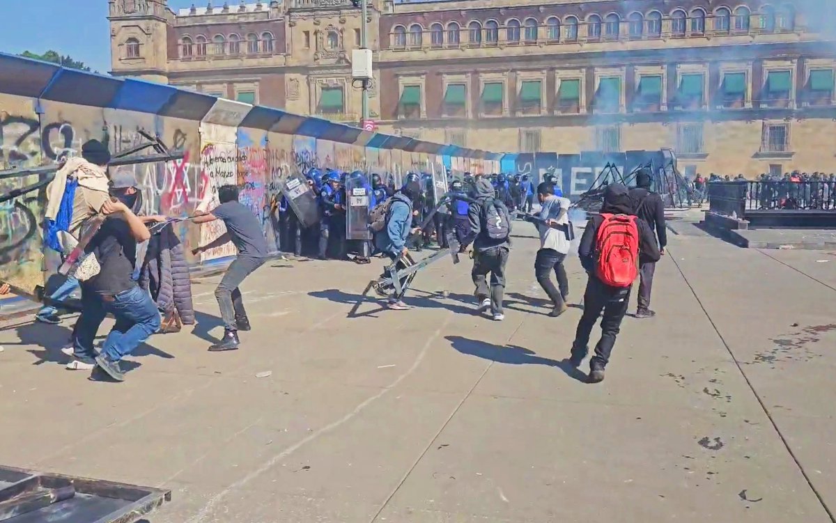 romai1's tweet photo. @julioastillero @alexmelon Pobres manifestantes,  PACÍFICOS,  estos Policías debían dejarse golpear y no meter las manos,  como si únicamente los manifestantes tuvieran derechos y los y las Políticas NO 😤 https://t.co/w3n8SZ5nP4