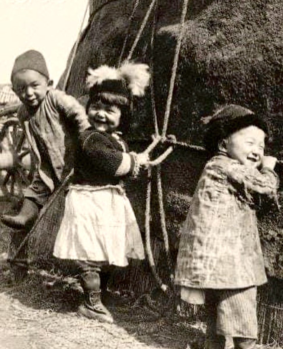 Мы редко думаем о тех, кто будет после нас.

Но будущее – это не абстракция, это люди, которые однажды будут искать наш след в пыли времени.
«Хороший предок» напоминает простую вещь: каждое решение – это письмо тем, кого мы никогда не увидим.