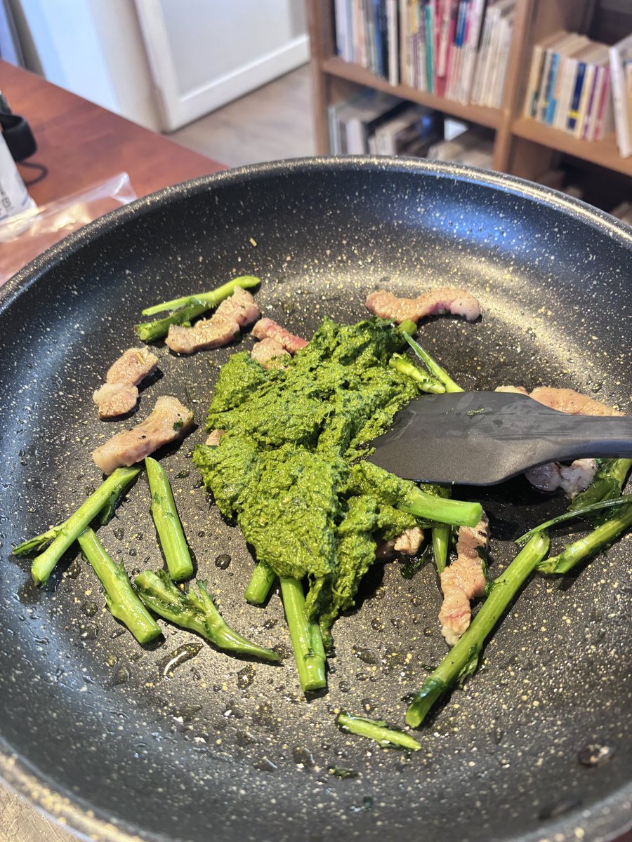 産直で春菊。　熟成途中のロース豚を使って、
ジェノベーゼパスタ。
トリュフオイルをかけて
めちゃくちゃおいしいかったです。