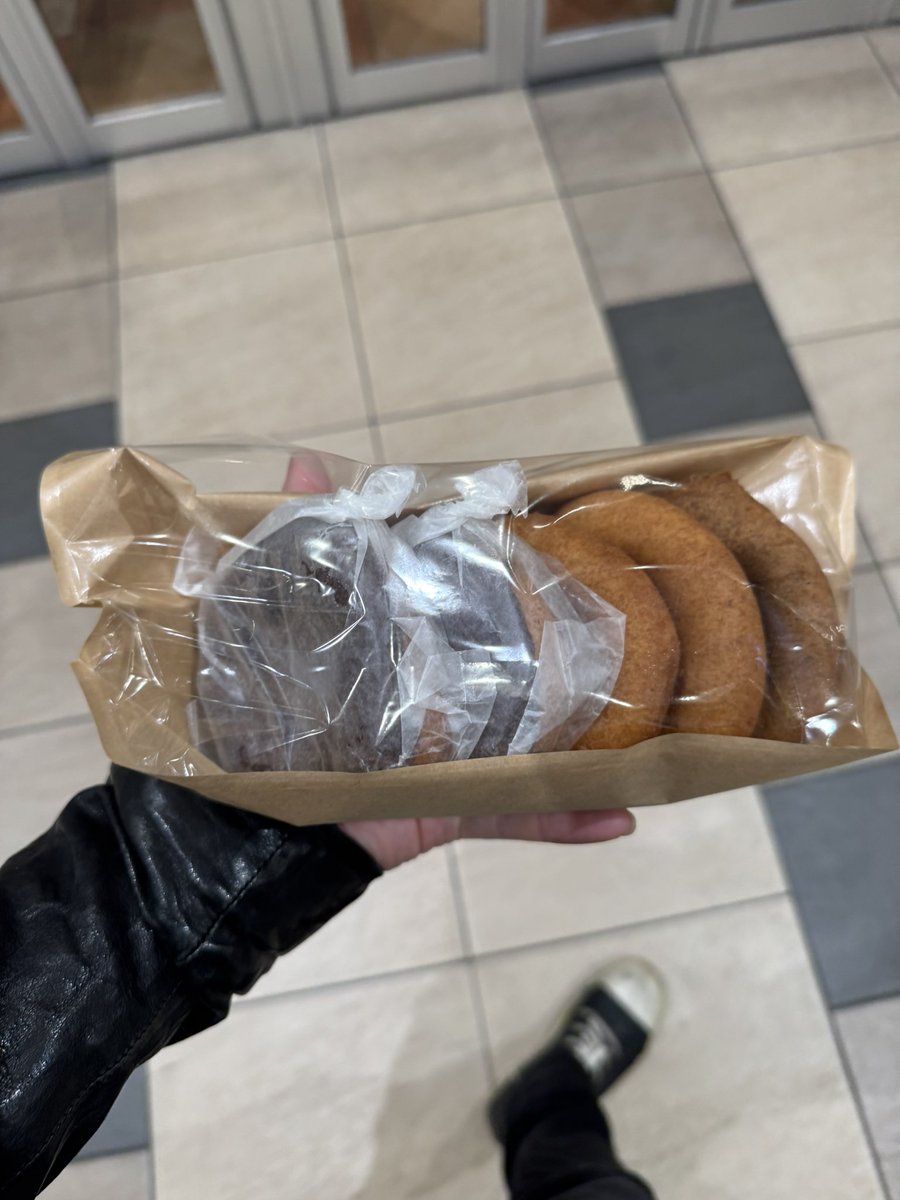 友人とお茶。今回は純喫茶にしてみたがやはりタバコ臭は否めない
雰囲気としては好きなんだがね。

しかしテーブル筐体なんてみたのいつぶりだろう。

帰りにドーナツ買ってかえりましたとさ。