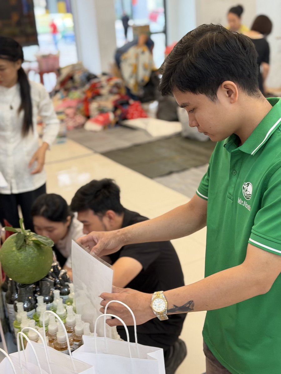 Mỗi một lần đi là mỗi một lần học hỏi. Hội chợ ko chỉ là nơi để kết nối với khách hàng. Mà đây còn là cơ hội để kết nối với các đối tác, anh chị đại lí, phân phối, các mối quan hệ mà bình thường ngồi ở nhà mình đâu có gặp được. Đi một vòng hội