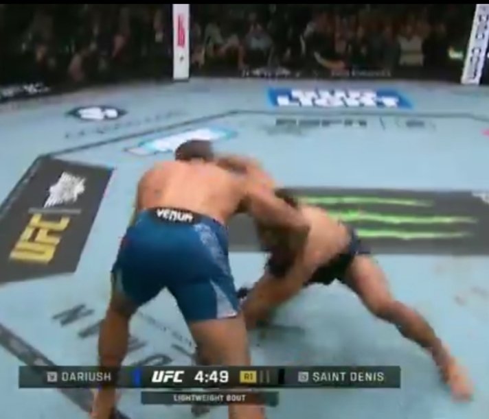 Kiiswij's tweet image. À l'instant où BSD s'est mangé ce low kick il s'est dit "nique sa mère le game plan jvais le goumer" 🤣🤣#UFC322