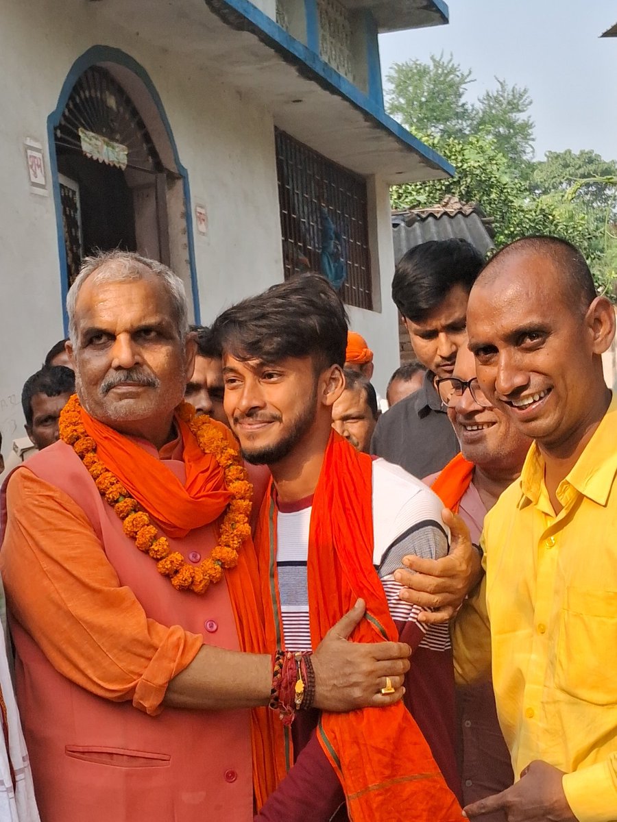 ibachaulsah's tweet photo. विधायक जी का प्यार दुलार https://t.co/TbEqRr7NUv
