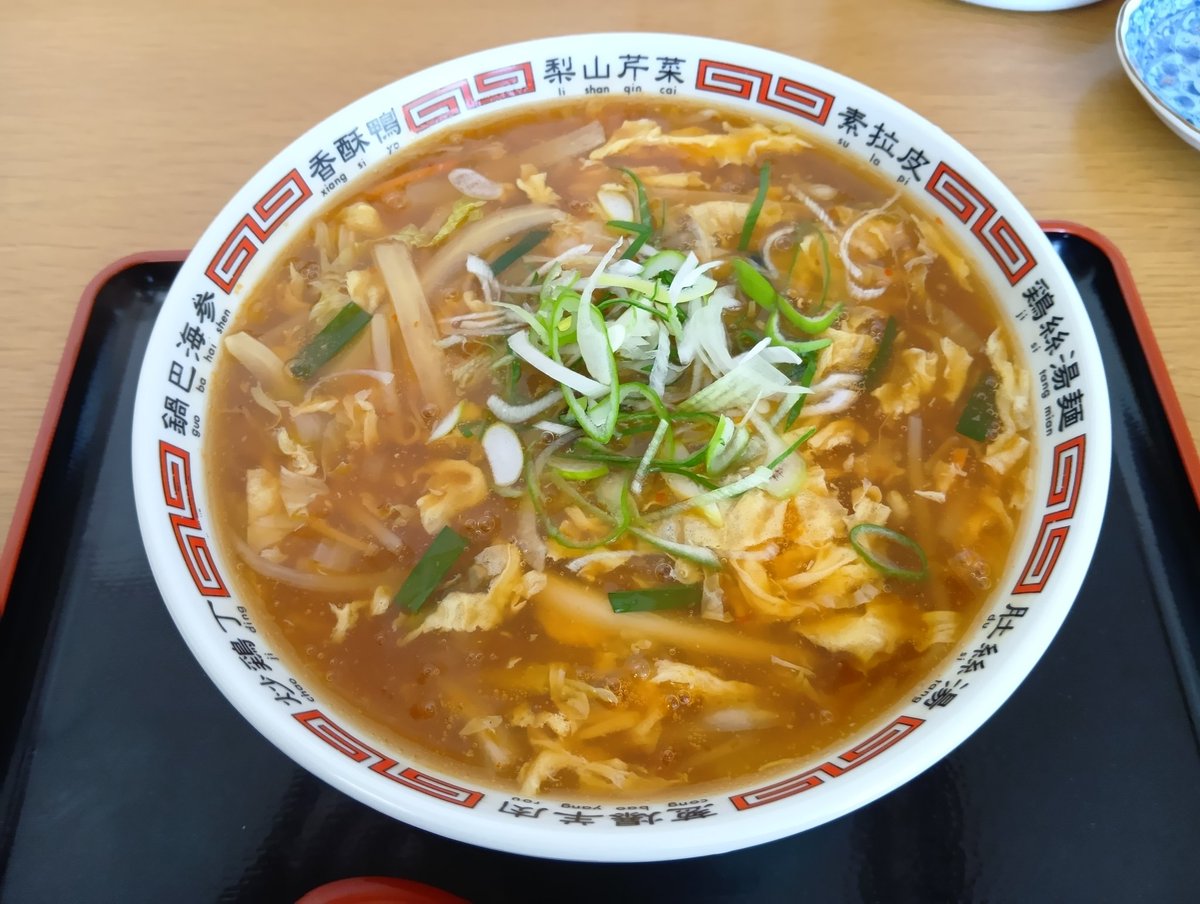 山形県尾花沢市中島
 中華料理 かめや　さん

〚初訪問〛
サンラータンメン　890円

開店20分前には…店の前は満車🚙

先に漬物を持ってきてくれます👏
中太麺で餡掛けスープが良く絡む👍
程良い酸っぱ辛っ🌶️でうまーい🤤
〚海鮮〛🦐アサリ…具沢山
寒い季節には…良いですね🤤完飲👏
ご馳走様でした🙇