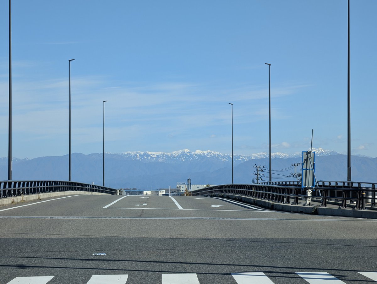 飯豊連峰が真っ白
こんな天気良いのにバイク乗れないなんてよぉ…