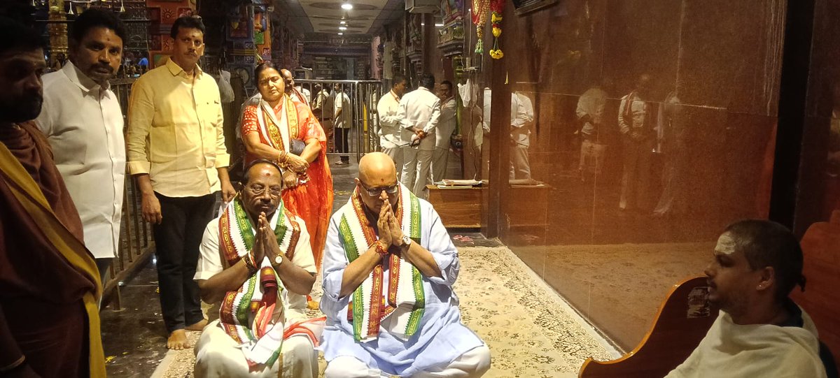 AjayaKumarJSP's tweet image. విజయవాడ లోని కనకదుర్గ అమ్మవారి దివ్యదర్శనాంతరం వేదాశ్వీర్వాదములు అందుకోవడం మహాభాగ్యము. కనకదుర్గ అమ్మవారి ఆలయ బోర్డు చైర్మన్ శ్రీ బొర్రా రాధాకృష్ణ గారికి నా ప్రత్యేక ధన్యవాదములు. 
@JanaSenaParty @JSPShatagniTeam @JSPVeeraMahila