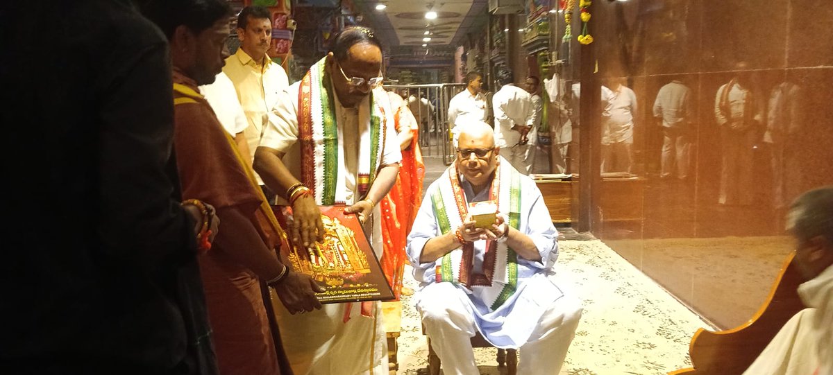 AjayaKumarJSP's tweet image. విజయవాడ లోని కనకదుర్గ అమ్మవారి దివ్యదర్శనాంతరం వేదాశ్వీర్వాదములు అందుకోవడం మహాభాగ్యము. కనకదుర్గ అమ్మవారి ఆలయ బోర్డు చైర్మన్ శ్రీ బొర్రా రాధాకృష్ణ గారికి నా ప్రత్యేక ధన్యవాదములు. 
@JanaSenaParty @JSPShatagniTeam @JSPVeeraMahila