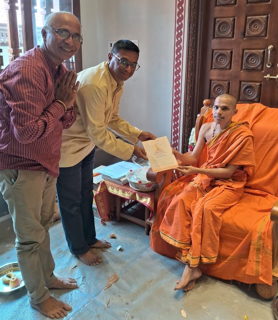 Param Pujya Shrimad Vidyadhish Tirtha Vadeer Swamiji, Mathadheesh of Shri Sansthan Gokarna, Partagali Jeevottam Math, was extended an invitation to the Sanatan Rashtra Shankhnad Mahotsav to be held in Delhi.

On this occasion, Shri Sangam Borkar and Shri Surjit Mathur from