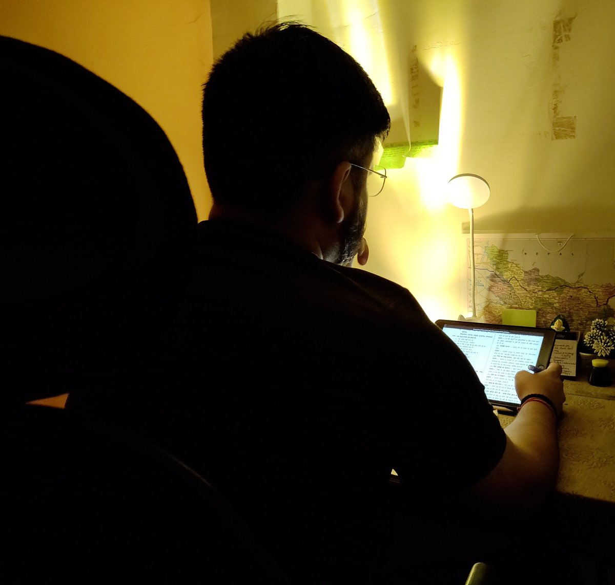 Imniteshkumar's tweet image. सरकारी परीक्षा की तैयारी अपने आप में एक तपस्या है।
प्री से लेकर मेन्स और इंटरव्यू तक हर स्टेज पर डर  होता है…
और अगर किसी एक स्टेज पर थोड़ा भी ऊँच-नीच हो जाए तो — &apos;पुनर् मुष्को भवः&apos;
फिर से वही संघर्ष, वही यात्रा।
सच में, यह सफर सिर्फ़ मजबूत इरादों वालों का है।