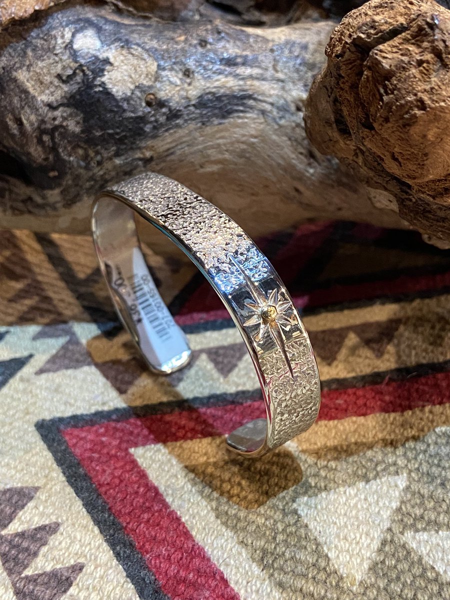 BIG HANDのテクスチャーバングルです✨テクスチャーの綺麗なデザインに