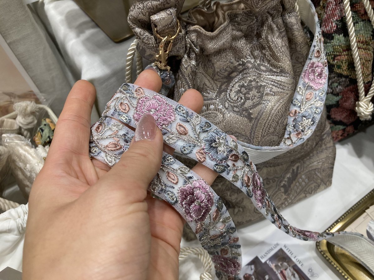 _msthandmade's tweet image. インド刺繍のスマホストラップ（バッグショルダーとしても◎）
ブルーの子はラスト一点となりました💨

南館一階【I-10】
#デザフェス
#デザインフェスタ
#デザフェスお品書き