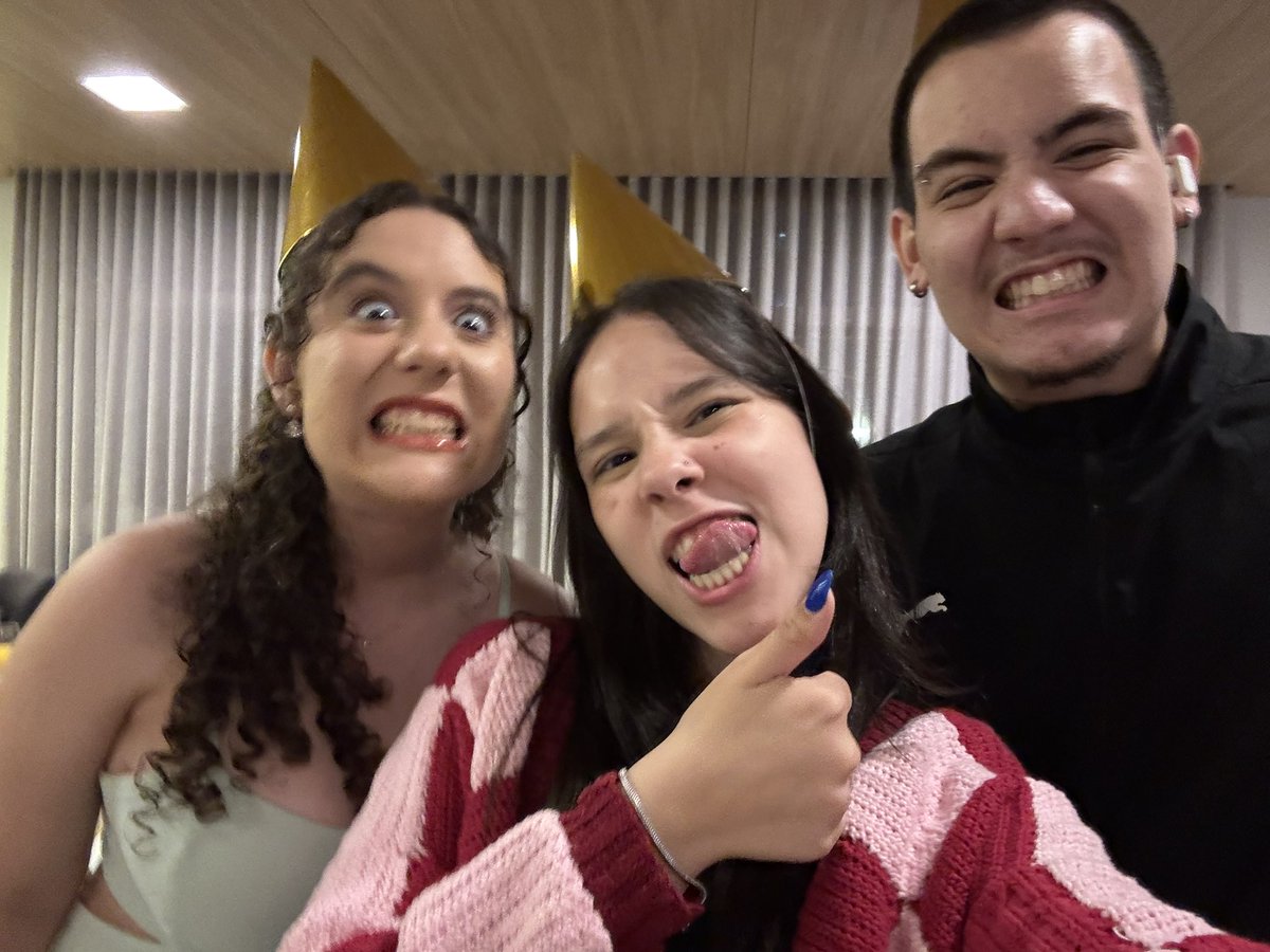 anegrescot's tweet image. nada explica a saudade que eu tava de voces
🕺💃