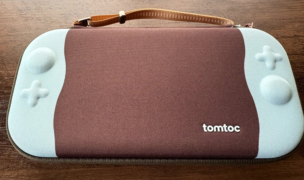 GameFoliage's tweet image. 『G05S3 スリムケース』は、1.2m落下テストをクリアした安心設計。
カラー展開も豊富で、特にチョコミントが人気です。
スリムでバッグに入れもかさばらず、ゲームカードを12枚収納できる実用性も魅力です！
gamefoliage.com/2025/11/16/tom…

#NintendoSwitch2
#tomtoc
#PR