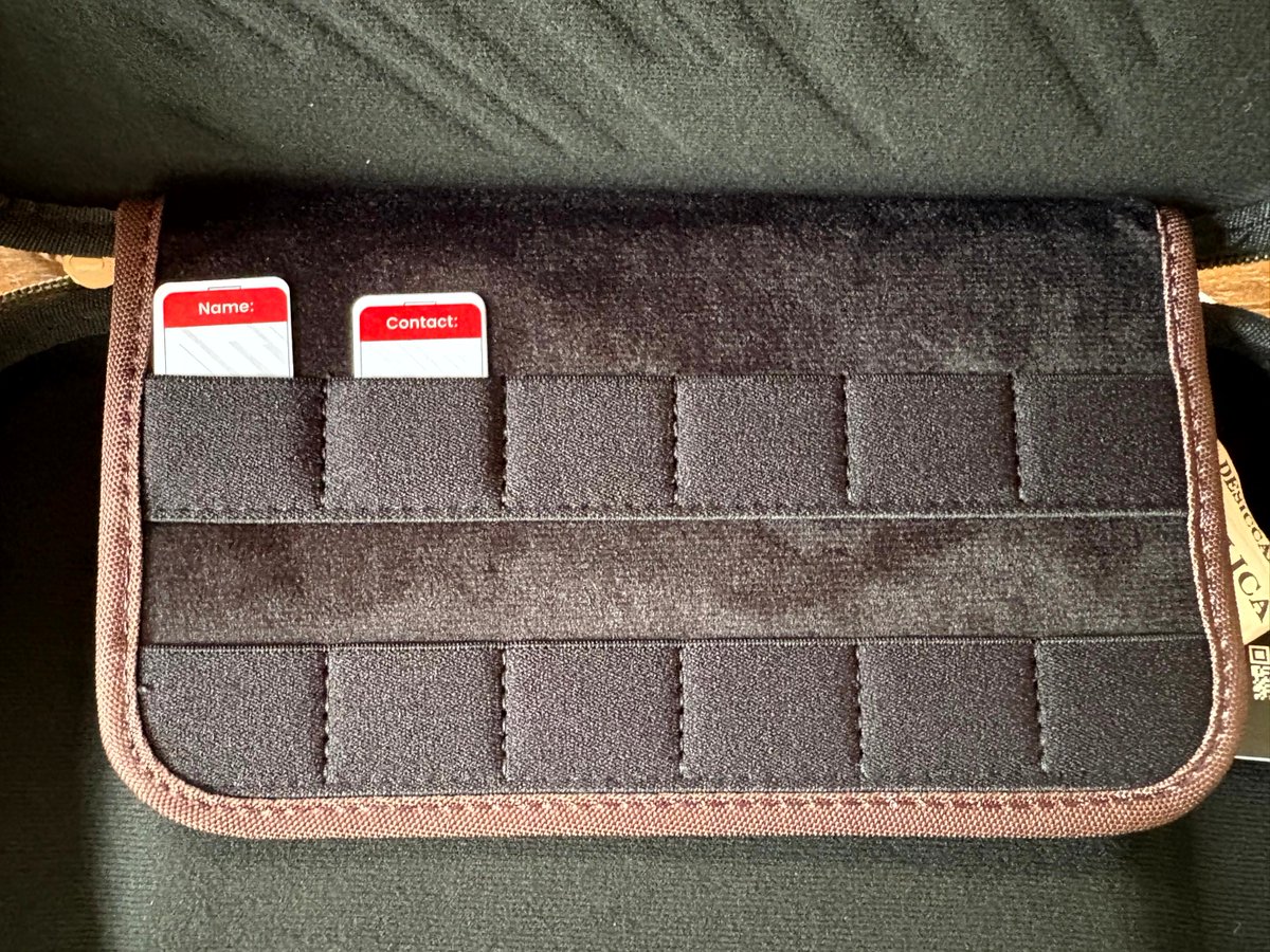 GameFoliage's tweet image. 『G05S3 スリムケース』は、1.2m落下テストをクリアした安心設計。
カラー展開も豊富で、特にチョコミントが人気です。
スリムでバッグに入れもかさばらず、ゲームカードを12枚収納できる実用性も魅力です！
gamefoliage.com/2025/11/16/tom…

#NintendoSwitch2
#tomtoc
#PR