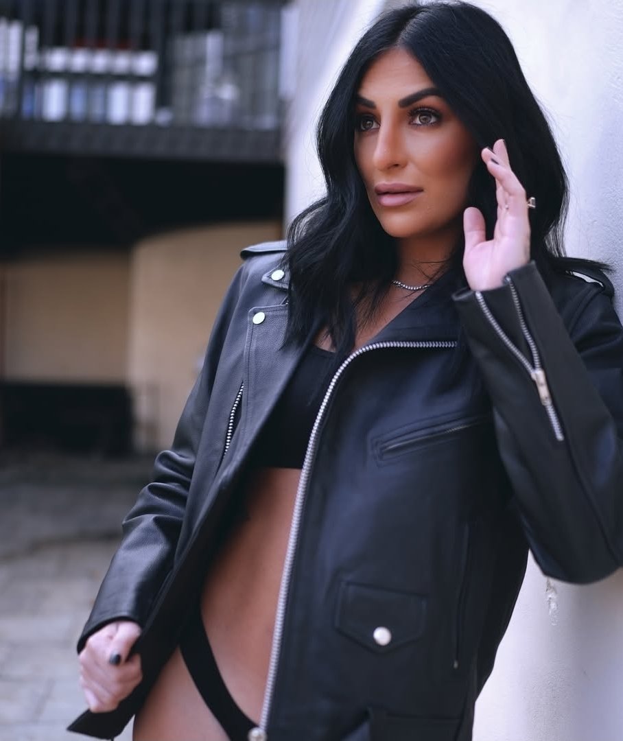 THE SUIT || Not @/TheDariaRae) tweet media