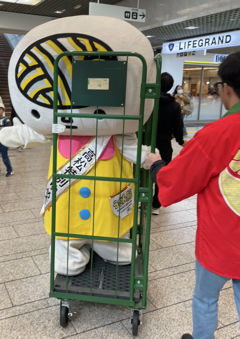 udonnoww's tweet image. あーるー晴れたー♩かーまー上がりー♩

ウドウドウードーうーどーん♩

⭐️次は13時半と15時半
⭐️神奈川県・川崎アゼリア サンライト広場 
＃香川県物産展