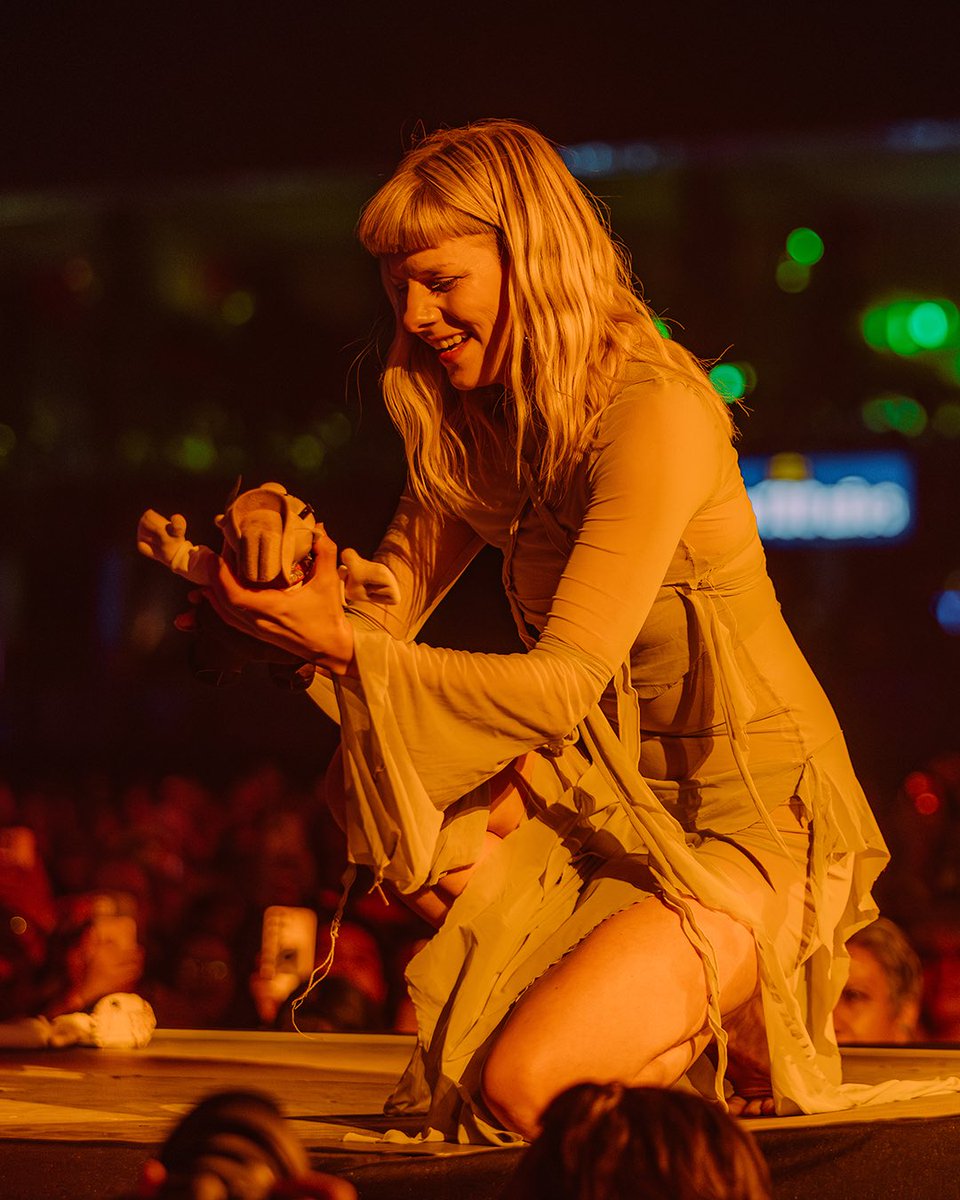 Aurora recibiendo un Dr. Simi en el Festival Corona Capital 🩵

📸: Franco Emmanuel