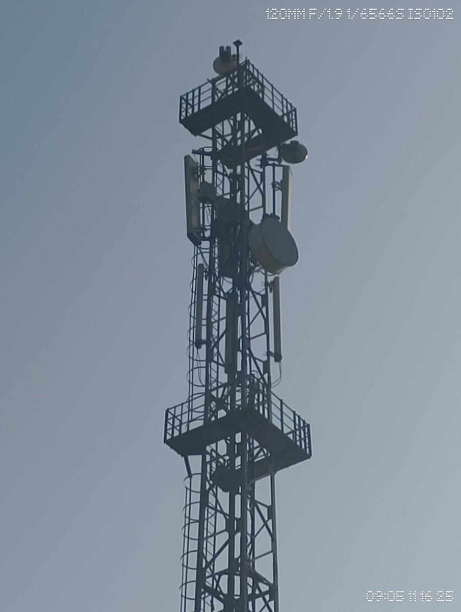 _aashishsingh_'s tweet image. ये है मेरे गांव का @BSNLCorporate वैसे तो 10 साल से ज्यादा पुराना है, पर अभी इसी साल मार्च के करीब 4G में अपग्रेड हुआ है, स्पीड भी अच्छी आती है लेकिन तभी तक जब तक बिजली रहती है बिजली जाते ही नेटवर्क गायब, आज तक बैट्री सेट नहीं लगा पाए जिससे निर्बाध नेटवर्क मिले,@Officejmscindia