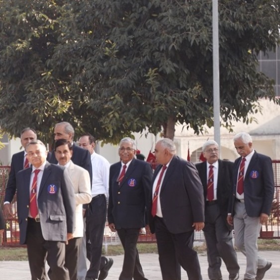 mukulpgupta's tweet photo. Sainik School Chittorgarh accorded a hearty welcome to 'the Golden Jubilee Batch 1975' with energetic handshakes by the principal and bouquets from the cadets. @SSChittorgarh https://t.co/WZl4WUtcnd