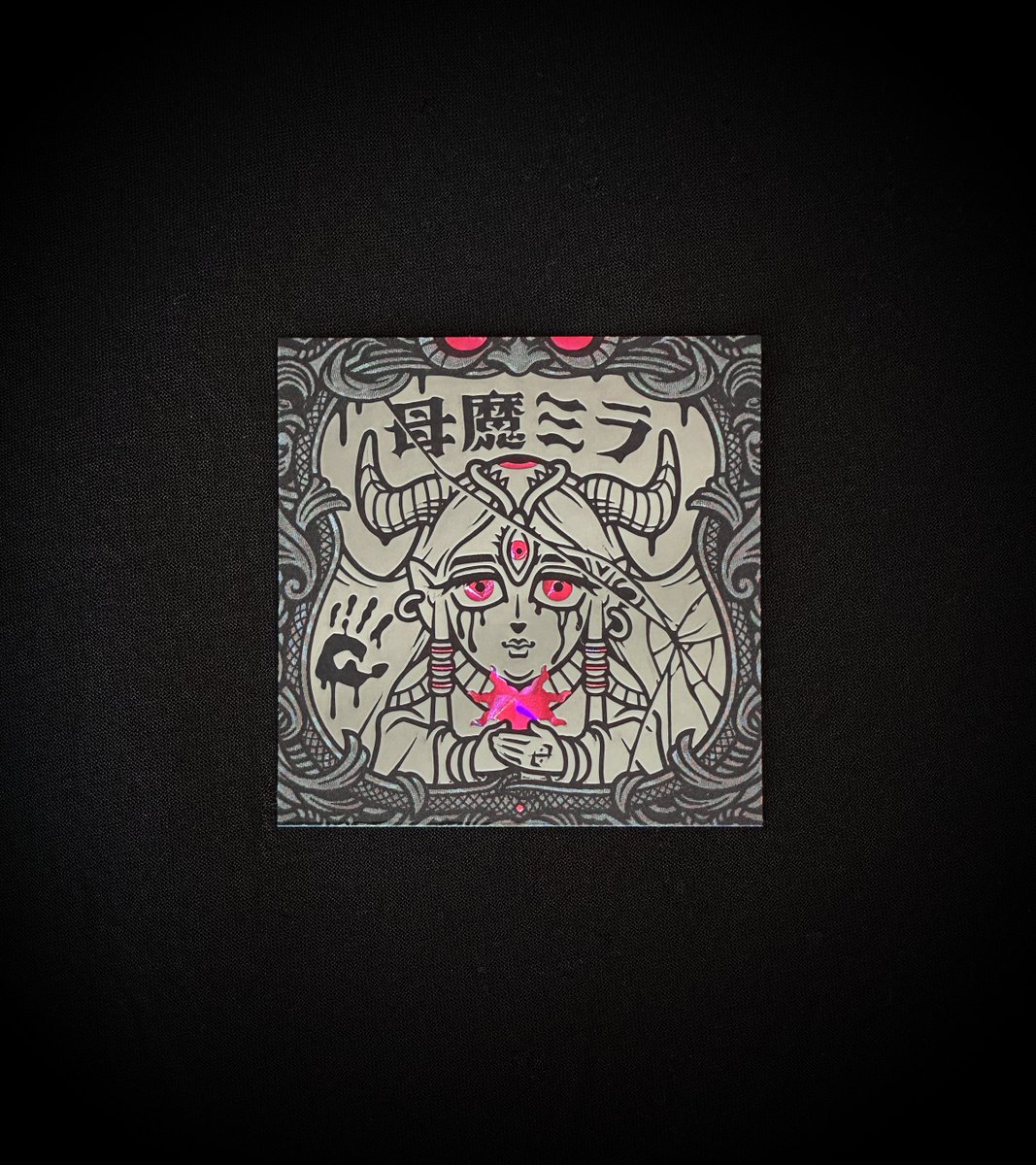 sharp__c's tweet image. #さん家祭り2025 新作紹介③/⑧

◆母魔ミラ◆

角プリズム+シルバー箔押しシール