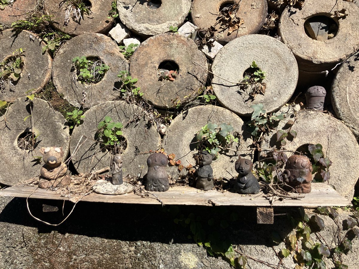 天候にも恵まれ、紅葉も美しい信楽で散策中🍁 街中に作品があふれてい