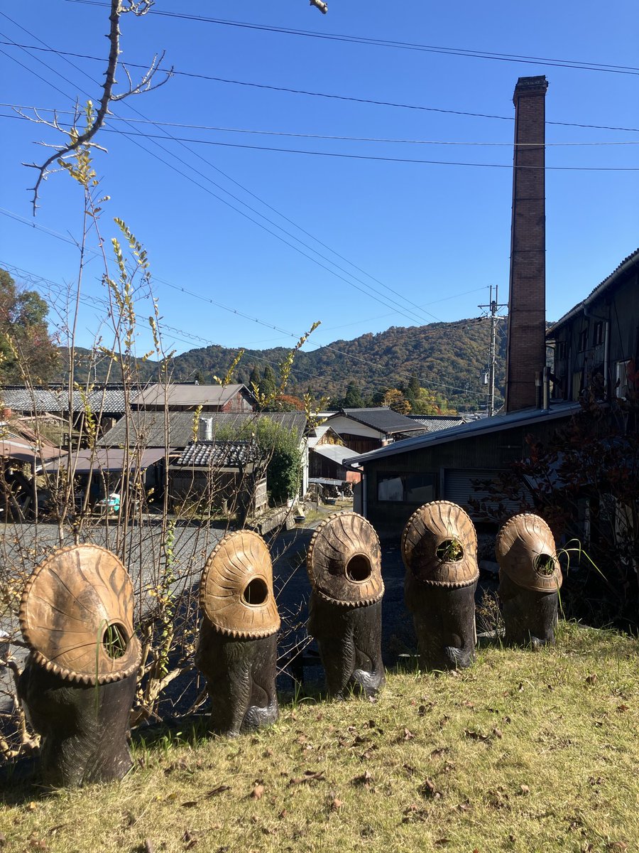 天候にも恵まれ、紅葉も美しい信楽で散策中🍁 街中に作品があふれてい