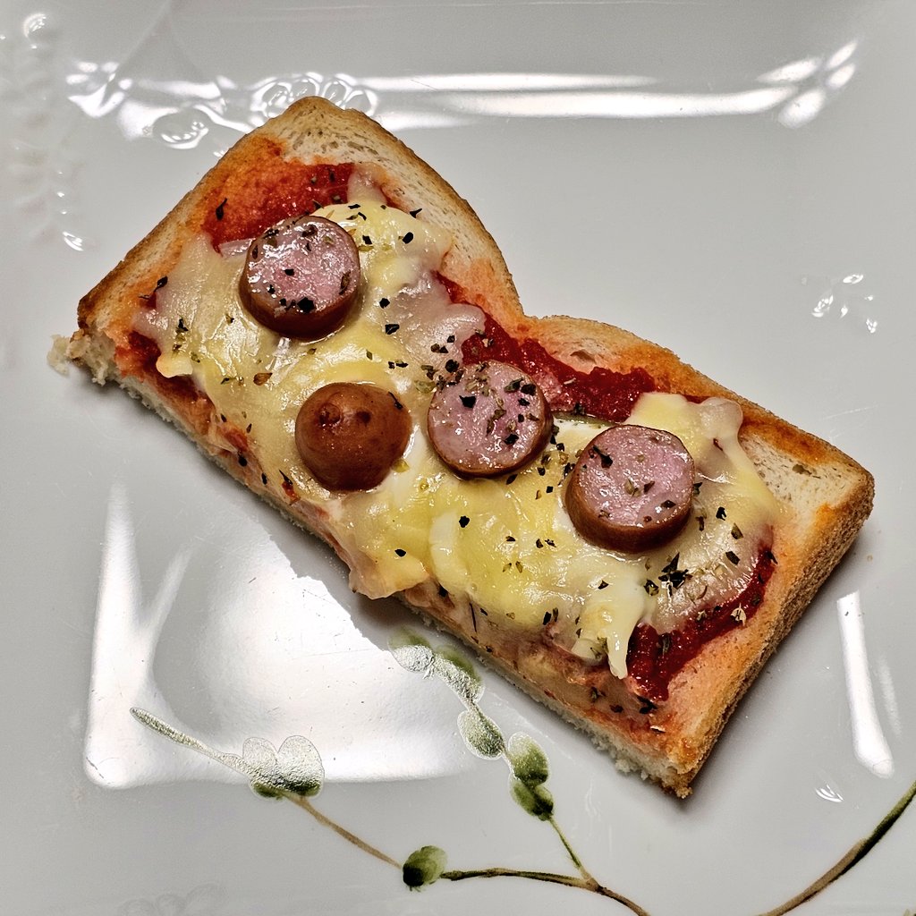 いつもの自作ピザトーストにもオレガノ使ってみたけどこれにもよく合う