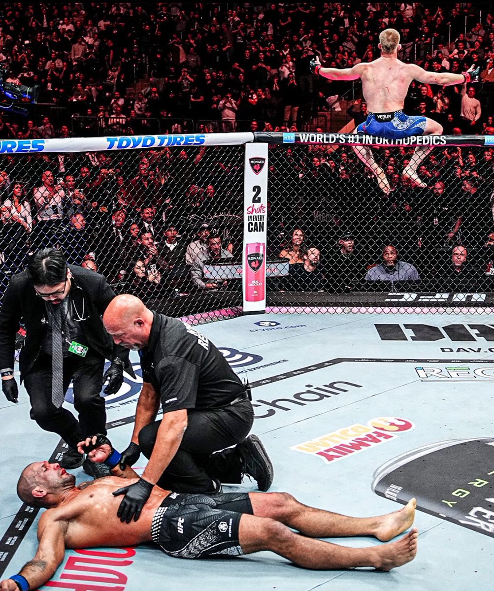 bettingonfights's tweet photo. This pic of Bo Nickal after knockout
at UFC 322 is cold asf 🥶 https://t.co/MxZyYJxIuG