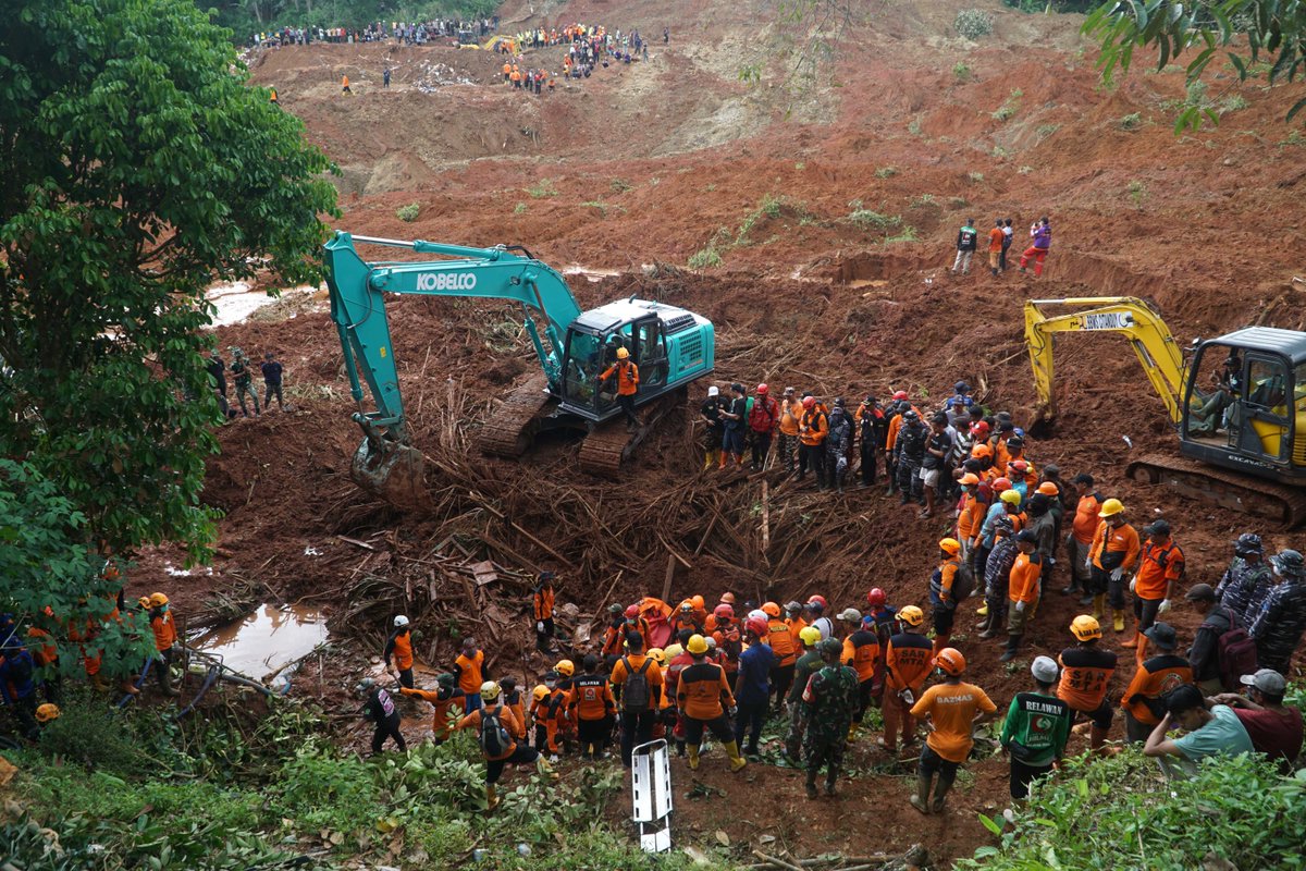 ChinaDaily's tweet image. #Indonesia #landslide kills 11 in Central Java, official says 12 missing