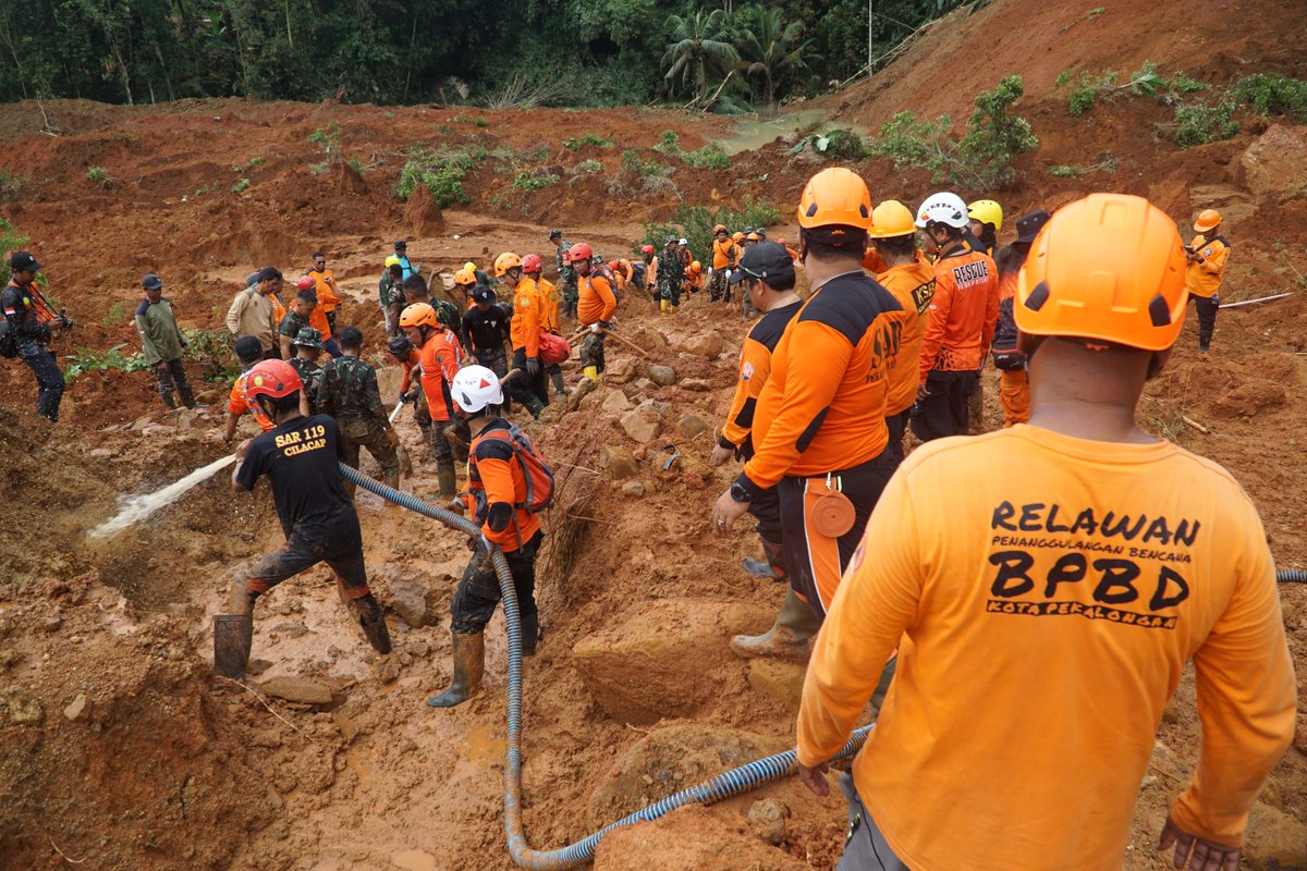 ChinaDaily's tweet image. #Indonesia #landslide kills 11 in Central Java, official says 12 missing