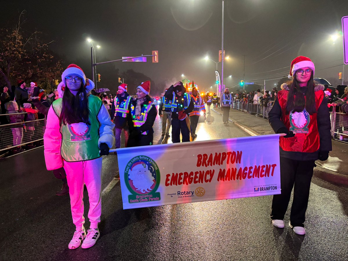 BRAMPTONprepare's tweet photo. The rain couldn't stop us from enjoying the fun and lights at the 31st Brampton Santa Claus Parade! ☔🎅✨ Thank you to our amazing CERV team for joining us. 🤝 #Rain #Fun #Lights #Parade #Team https://t.co/Frxhs7ma2x