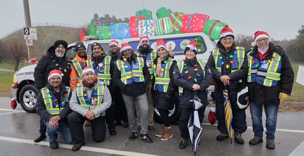 BRAMPTONprepare's tweet photo. The rain couldn't stop us from enjoying the fun and lights at the 31st Brampton Santa Claus Parade! ☔🎅✨ Thank you to our amazing CERV team for joining us. 🤝 #Rain #Fun #Lights #Parade #Team https://t.co/Frxhs7ma2x