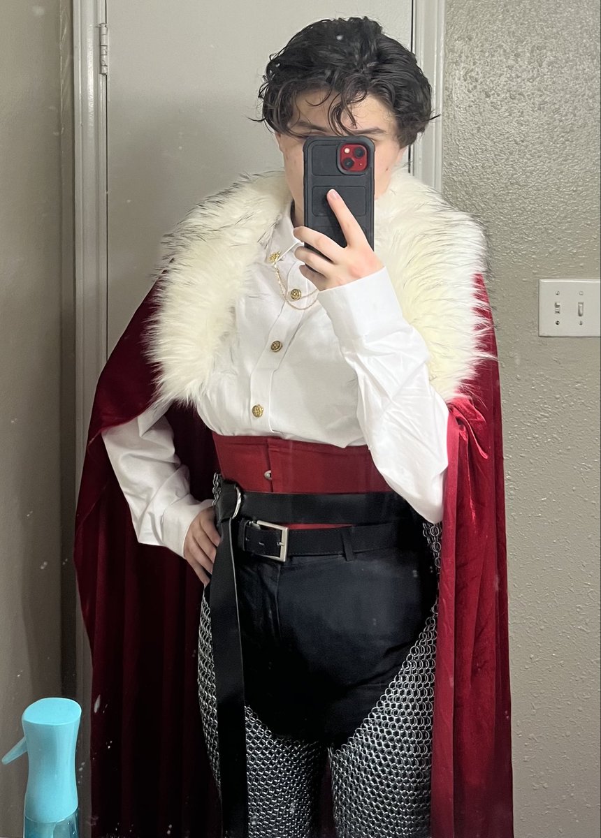 readingisair's tweet image. Dressed as Technoblade for Halloween. (No crown in the pic because I struggled to style it.) Same Technoblade cosplay I made for Twitch Con, though I didn’t bring the chainmail to San Diego. #technobladefanart