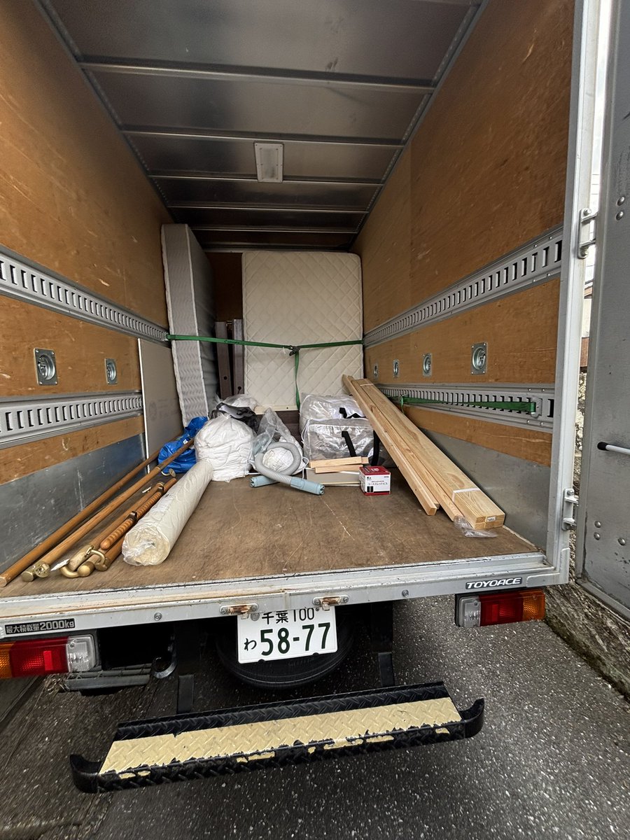 eric7blog's tweet image. 今日は2tアルミトラックをレンタルして、古民家にセミダブルベット4台の搬入です🙋🏻‍♂️

なみさんにいただいたベット🛌イカさんが運ぶのを手伝ってくれました✨