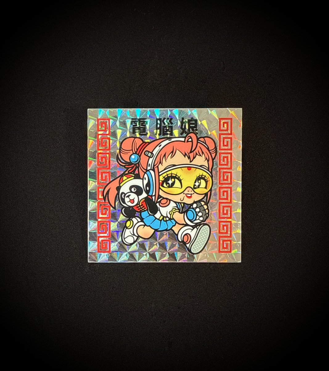 sharp__c's tweet image. #某家的祭典2025 新作紹介⑧/⑧

◆電脳娘＜華風版＞◆

在中華街的雜貨店被發現為陳年庫存！?
電脳娘的扇形棱鏡貼紙登場！