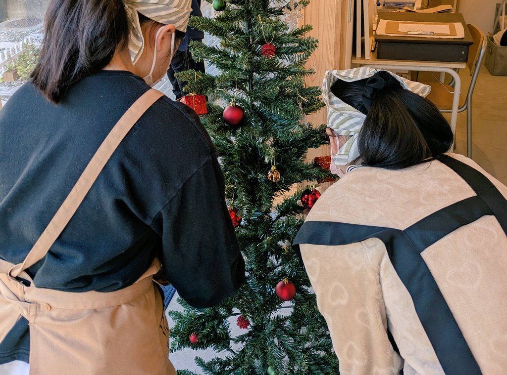 springworks2023's tweet image. がまっこ商店街第二部始まりました。
ツリーの飾り付けからスタートです🎄

この時間、マフィンはみたらしきなこ２個のみです。プリンは完売。かぼちゃプリンは８個あります。

ミニマフィンはがまっこ限定ですが、活動終了後は通常販売いたします。

#菓子屋ハウフル
#がまっこ商店街