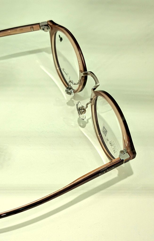 SIOJIRIpowers's tweet image. 強度数や小顔の方にもオススメの小さい玉型
ブリッジの素材がPS23604はセル、PS23605はメタル素材で出来ています
生地が層になっているので角度によって違った表情を見せるのがミソです
Paul Smith 
PS23604 001 47Φ
PS23605 001, 541 47Φ
#PaulSmith #ポールスミス #メガネのシオジリ