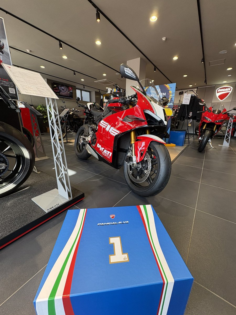 えー 🇮🇹の付属品取りに来たら916が置いてありました ネットに上げる