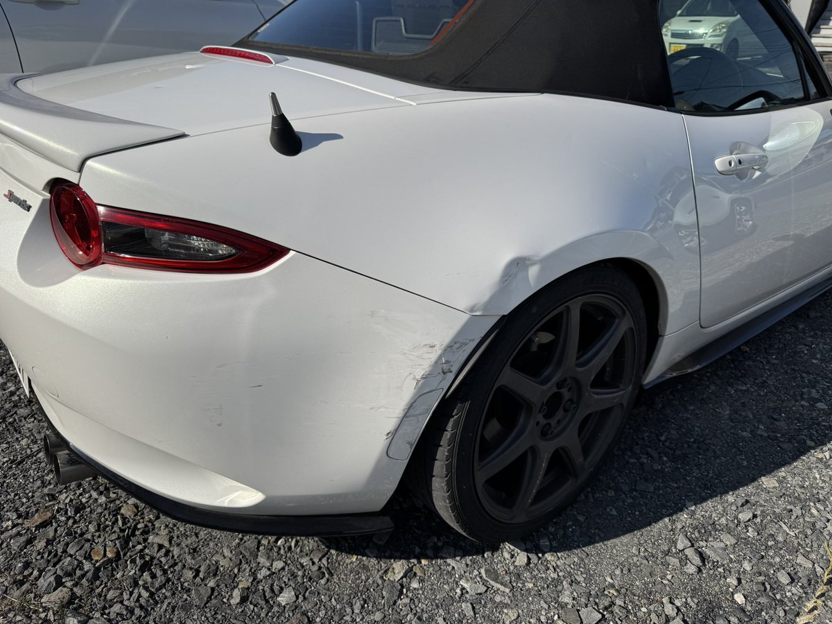 nd5rcRoadster's tweet photo. 当て逃げ続き
ナンバーは正確に分からないようで4桁中先頭2桁は13-※※との事。ハイエースは右のフロントが破損しているようです。警察官と車の状態を確認している間に破損した部品を拾って逃げたようです😡もし右フロントが破損してるハイエースを見かけたら情報をお願いします https://t.co/SBhKgx2Fr1