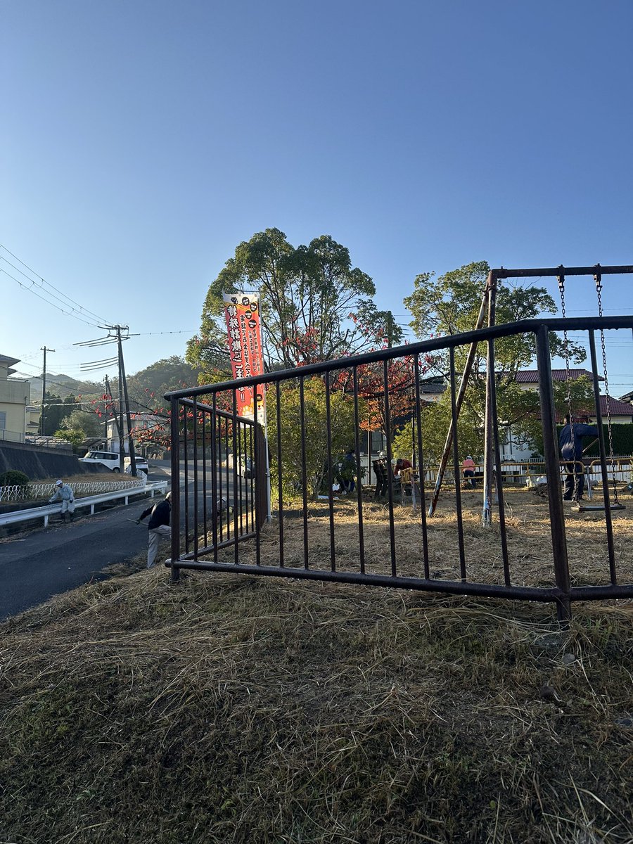 本日は全島一斉清掃の日。
朝から地域の皆さんと一緒に、刈った草の回収作業を行いました。

地域住民の高齢化により刈る作業は業者への委託になっています。全国の地方行政はボランティアに頼ることの限界と、財政余力の限界の狭間で試行錯誤を続けています。