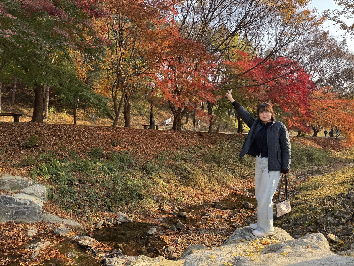 🍁 주말 잘 보내고 계세요~? 
단풍 와~~~
엊그제 형님이랑 쪼꼬미랑 셋이서 단풍구경을 다녀왔어요
안성에 있는 ⛪️ 미리내성지인데요.
종교를 떠나 저랑 형님이랑 참 좋아하는 곳이에요
마음도 차분해지고 조용히 산책하기 좋고
지난날의 나를 반성하게 되는 곳이거든요🥹 
(반성할게 많아서 그런가