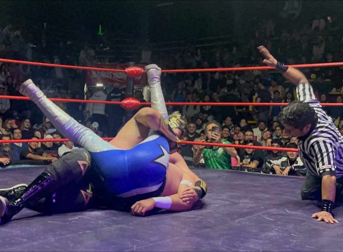 LaTijeraLucha's tweet photo. Arranca la “Noche de Psicópatas” en la #ArenaNeza,en una batalla campal de 10 guerreros independientes con experiencia y jóvenes, la calidad de #Tempo se impone para llevarse la “Copa Halloween” dando cuenta de #EstrellaDePlataJr, en la contienda participaron #BlueWin... https://t.co/M9myP4vKyD
