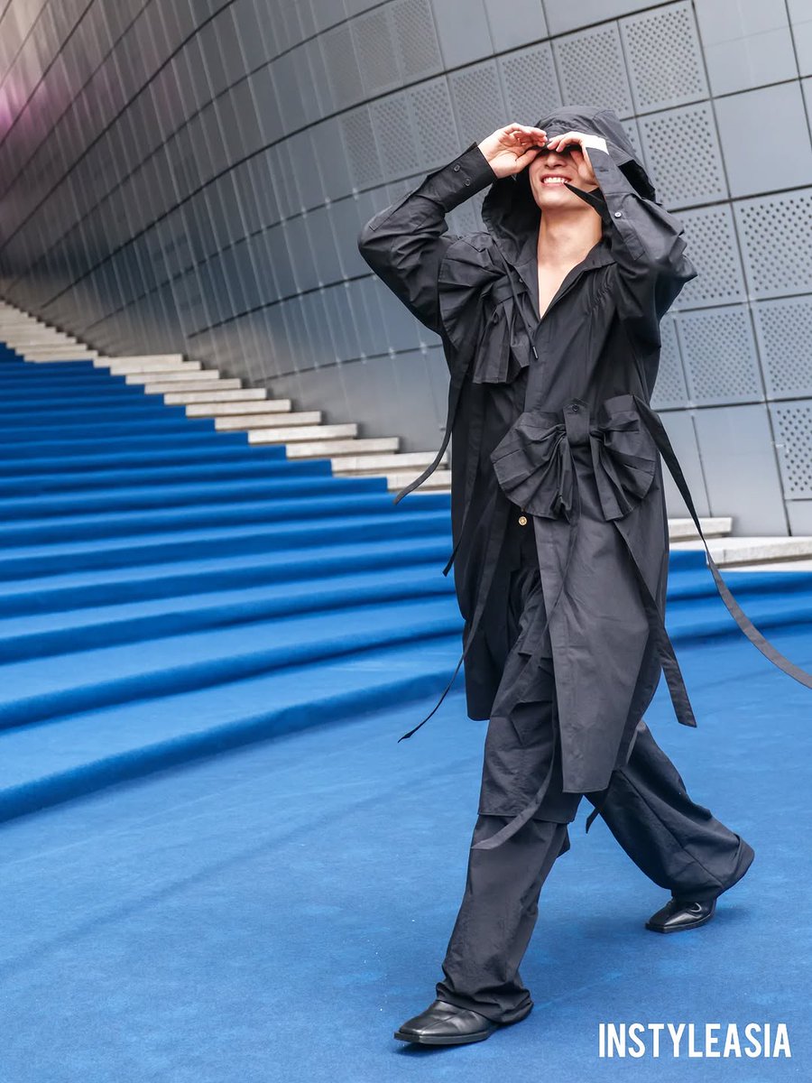 instyleasia's tweet photo. JO1's Sukai Kinjo wears a black coat at the blue carpet for ARTS DE BASE x PEGLEG SS2026. Sukai greets to his fans with his iconic style at Seoul Fashion Week.
#KinjoSukai #ArtsDeBase #Pegleg #SeoulFashionWeek #JO1 #金城碧海 #韓国コーデ #ソウルコレクション #INSTYLEASIA https://t.co/MVMkvLPchE