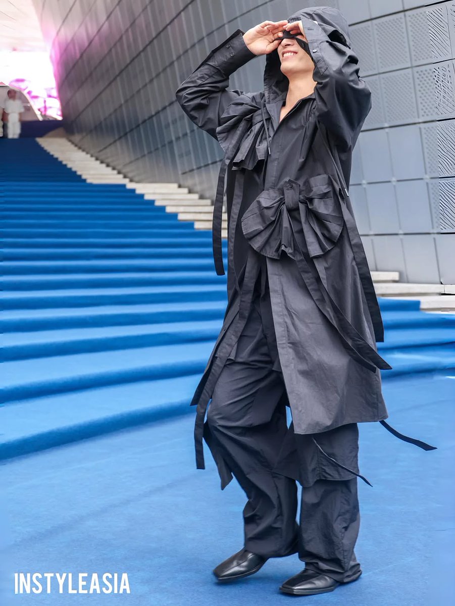 instyleasia's tweet photo. JO1's Sukai Kinjo wears a black coat at the blue carpet for ARTS DE BASE x PEGLEG SS2026. Sukai greets to his fans with his iconic style at Seoul Fashion Week.
#KinjoSukai #ArtsDeBase #Pegleg #SeoulFashionWeek #JO1 #金城碧海 #韓国コーデ #ソウルコレクション #INSTYLEASIA https://t.co/MVMkvLPchE