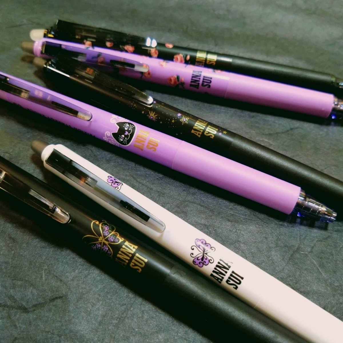 kawashima_st's tweet photo. ANNA SUIとPILOTの限定コラボ商品のご紹介です！
こすると消えるボールペン、フリクションシリーズの中でも人気の高いシナジーボールペンが小悪魔感あふれるダークトーンが可愛いANNA SUIデザインになりました！限定カラーのボックスセットはプレゼントにもオススメです！
ぜひ店頭でご覧ください！ https://t.co/kAFUWkNr78