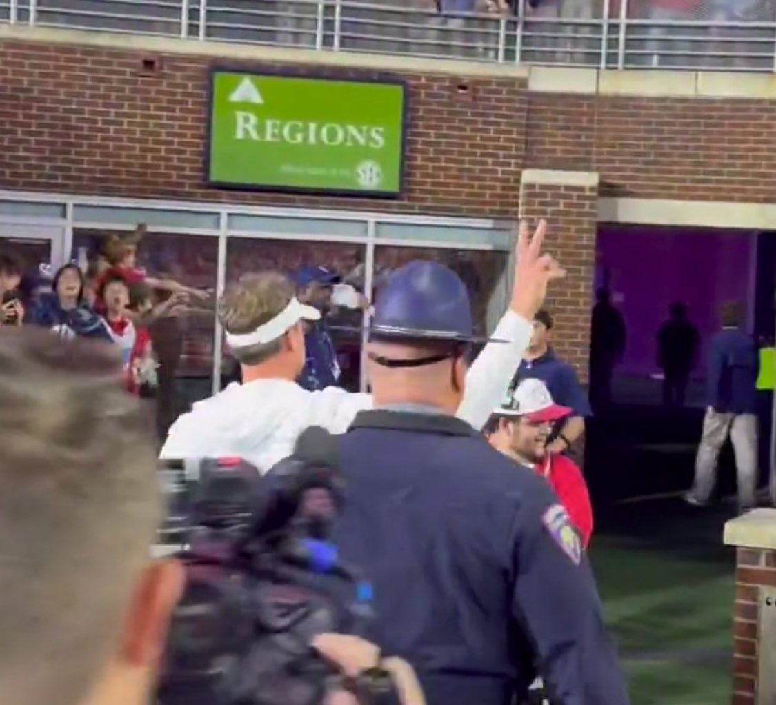 FourSportsmenHQ's tweet image. Lane Kiffin says goodbye to the #OleMiss fans as he exits Vaught-Hemingway Stadium for the final time: