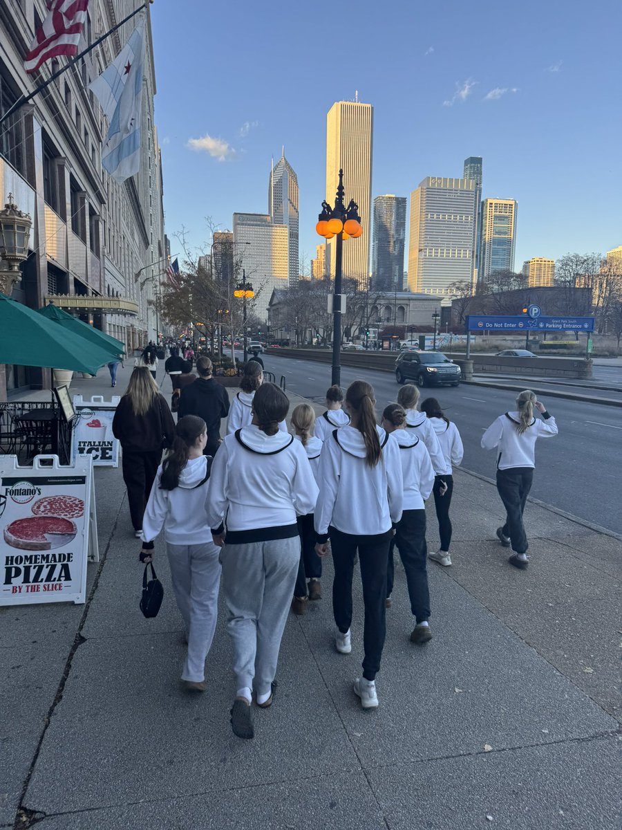 LWCGBasketball's tweet photo. Chicago city walk… 🏙️

⚔️🛡️
@LWCKnights @LWCentralKnight https://t.co/lg2qbYn1mc