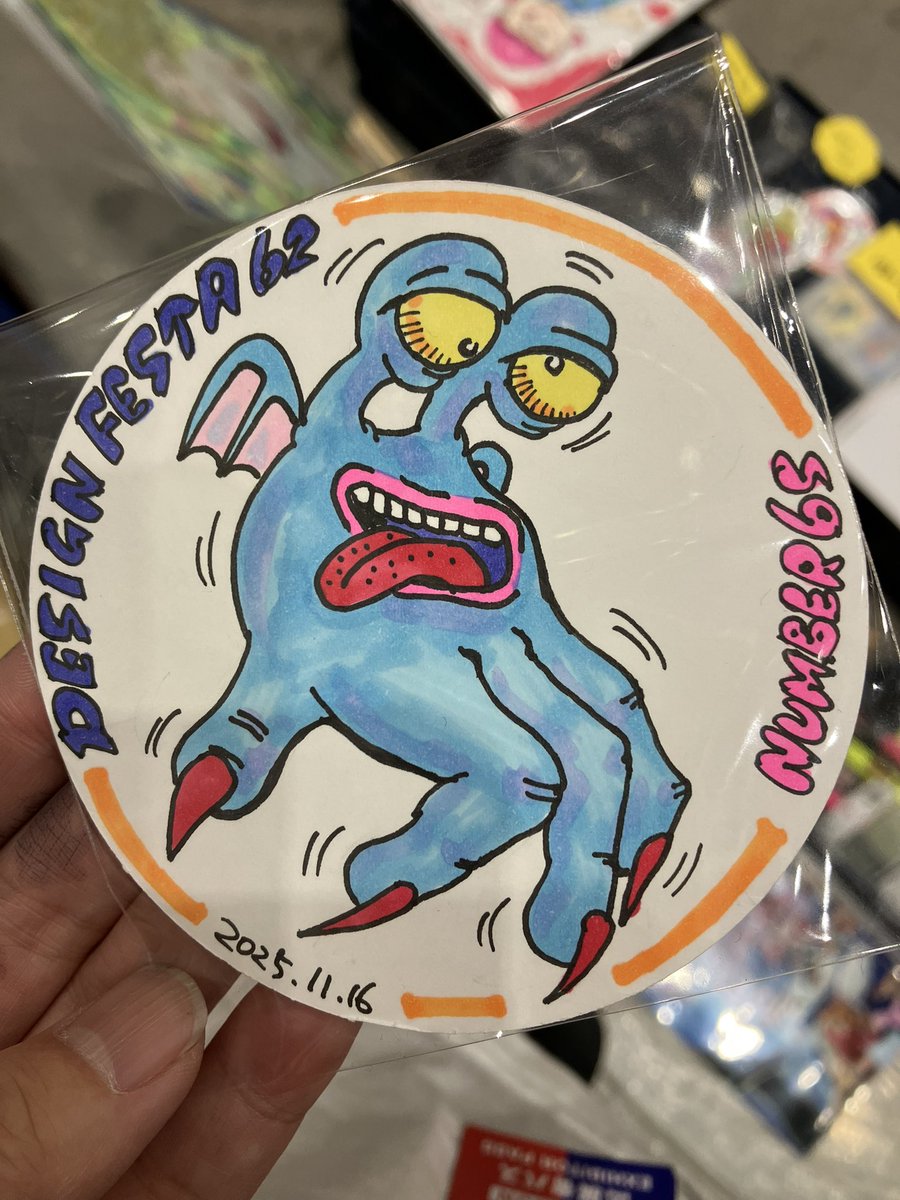 Low6s's tweet image. 今日は少しブースを見て回ってきたけど、みんなすごいな。新しいグッズを教えてもらったので、今度作ってみようと思う。とりあえずコースターカード１枚描いた。#デザフェス62