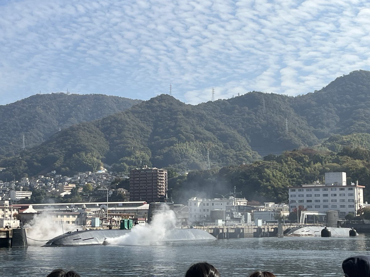 昨日は呉短歌大会で、講演「現代短歌に詠まれてきた海」と参加者の短歌の講評をしました。たくさんの参加者の皆さんとじっくりお話しができ、嬉しかったです。ありがとうございました❣️
今朝は、造船と軍艦の呉の海を堪能しました。よい天気☀️
