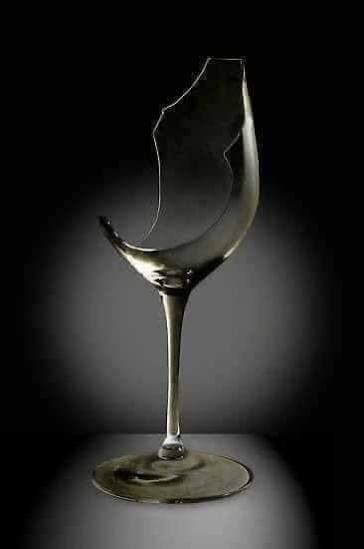 الطلاق -بغير سببٍ مُبيح- "كسرٌ" للمرأة ابتداءً
ثم هو:
- كسر للرجل
- وكسر للأبناء
- وكسر للمجتمع
- وكسر لبيت المال بما لها من "ضمان" معيشة
فلا ينبغي أن تُوهَم المرأة بأن الطلاق لها "قوة!" وأنه بداية "حياة" ونواة "كفاح!"
بل هو والله "كسر"
ومفارقة لأركان الحياة الزوجية الأربعة:
❶-